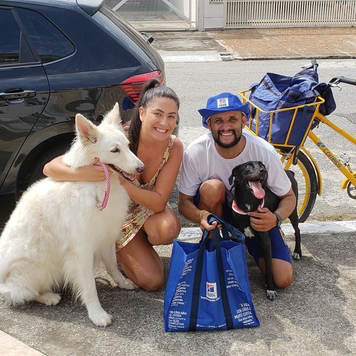 This Brazilian Postman Breaks The Stereotype That Dogs Don't Like Postmen (120 Pics)