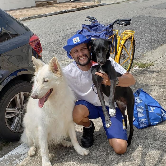 This Brazilian Postman Breaks The Stereotype That Dogs Don't Like Postmen (120 Pics)