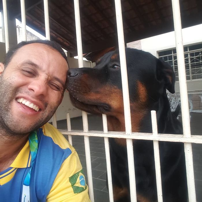 This Brazilian Postman Breaks The Stereotype That Dogs Don't Like Postmen (120 Pics)