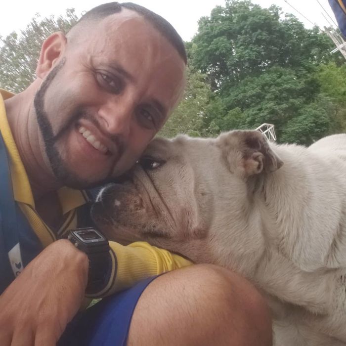 This Brazilian Postman Breaks The Stereotype That Dogs Don't Like Postmen (120 Pics)