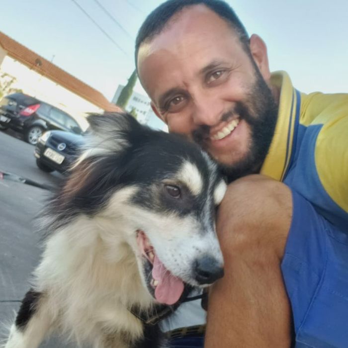 This Brazilian Postman Breaks The Stereotype That Dogs Don't Like Postmen (120 Pics)