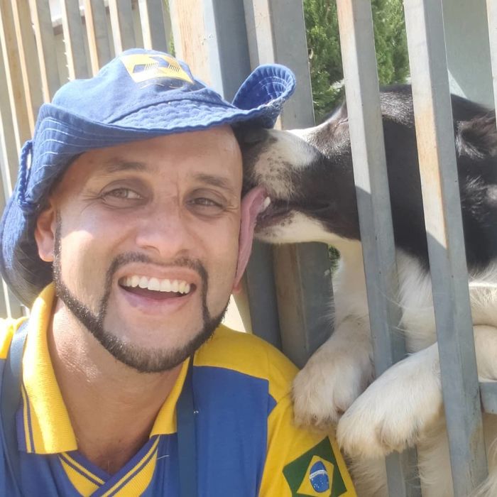 This Brazilian Postman Breaks The Stereotype That Dogs Don't Like Postmen (120 Pics)