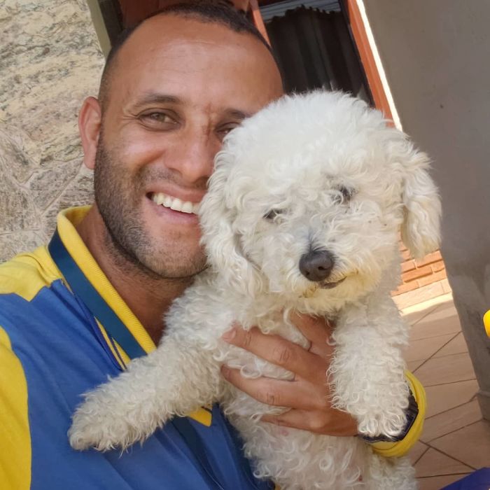 This Brazilian Postman Breaks The Stereotype That Dogs Don't Like Postmen (120 Pics)