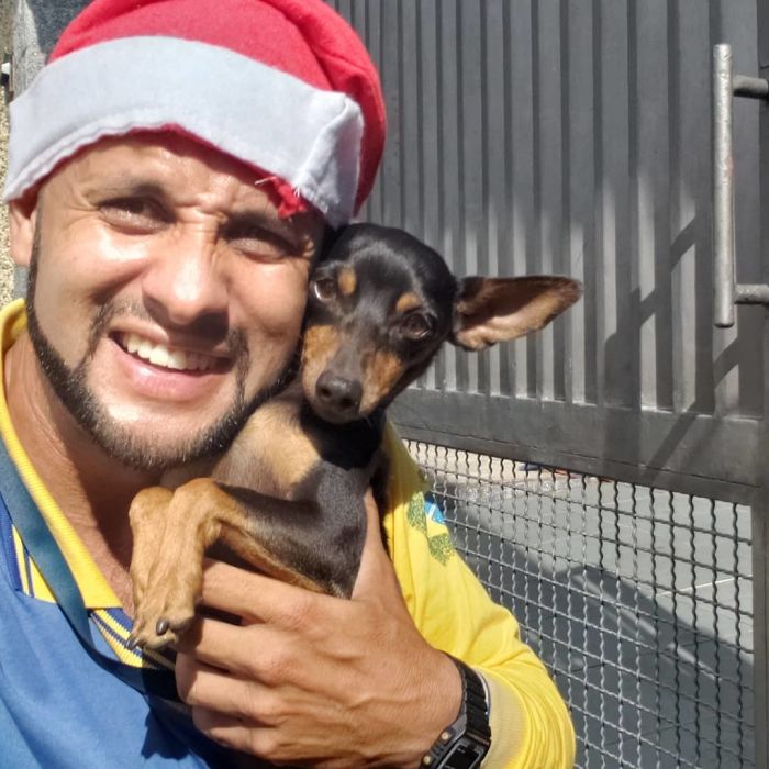 This Brazilian Postman Breaks The Stereotype That Dogs Don't Like Postmen (120 Pics)