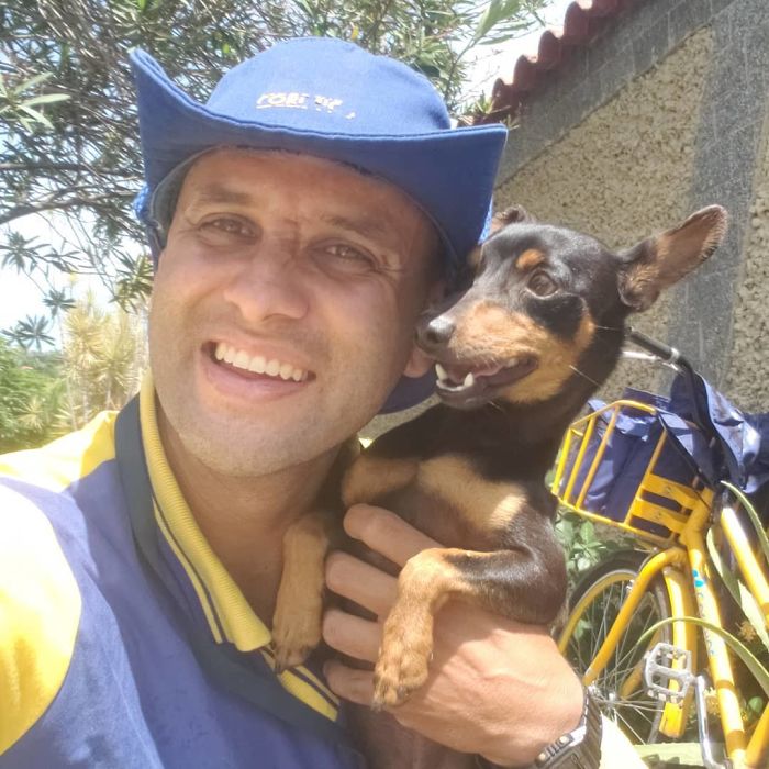 This Brazilian Postman Breaks The Stereotype That Dogs Don't Like Postmen (120 Pics)
