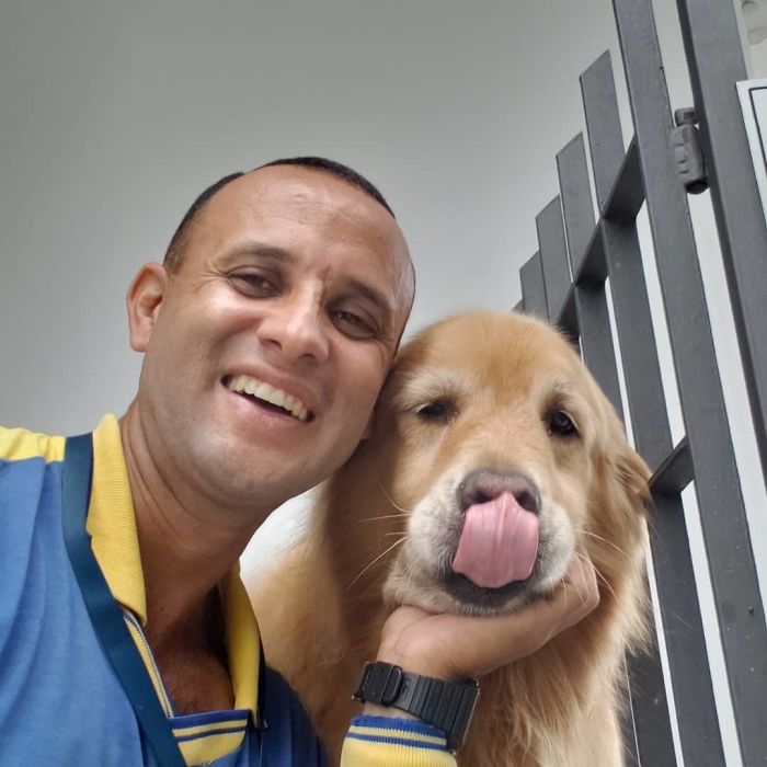 This Brazilian Postman Breaks The Stereotype That Dogs Don't Like Postmen (120 Pics)