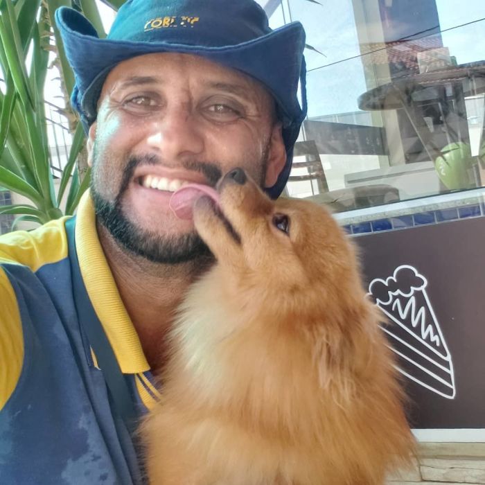 This Brazilian Postman Breaks The Stereotype That Dogs Don't Like Postmen (120 Pics)