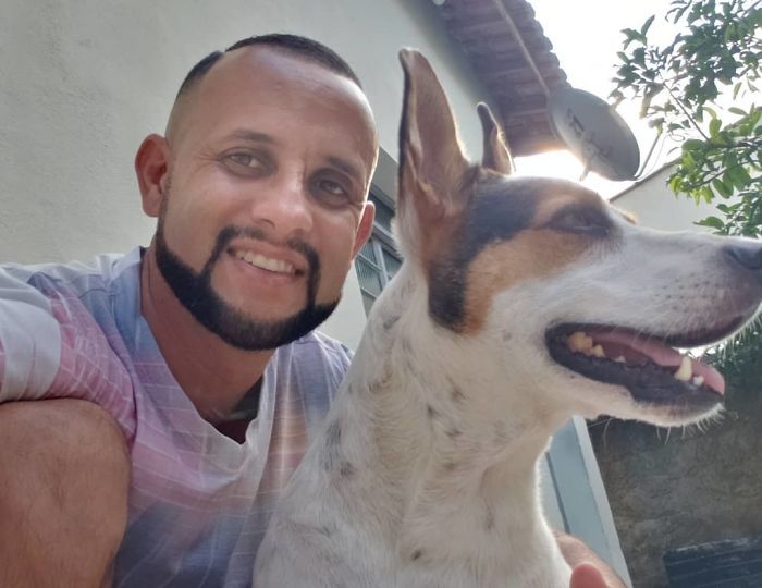 This Brazilian Postman Breaks The Stereotype That Dogs Don't Like Postmen (120 Pics)