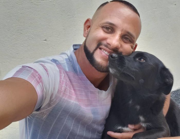 This Brazilian Postman Breaks The Stereotype That Dogs Don't Like Postmen (120 Pics)