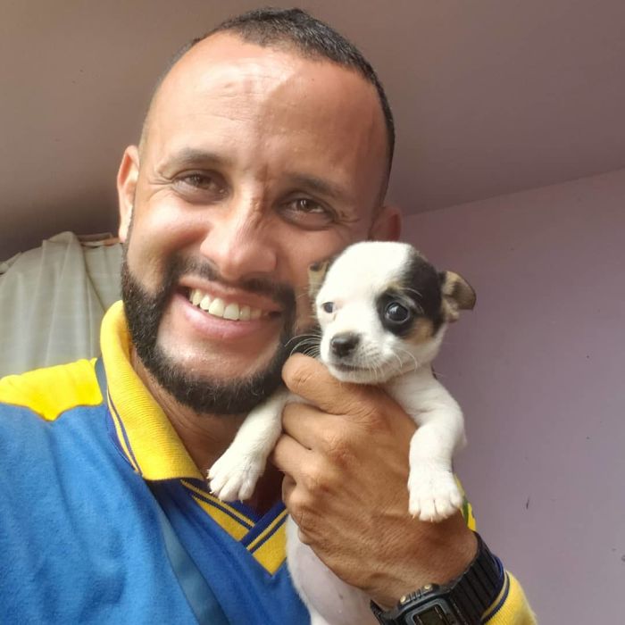 This Brazilian Postman Breaks The Stereotype That Dogs Don't Like Postmen (120 Pics)