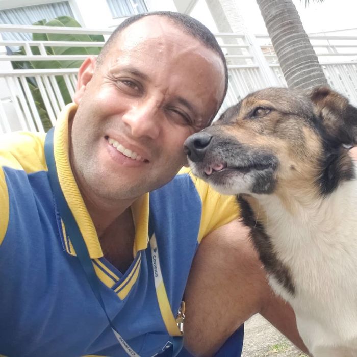 This Brazilian Postman Breaks The Stereotype That Dogs Don't Like Postmen (120 Pics)
