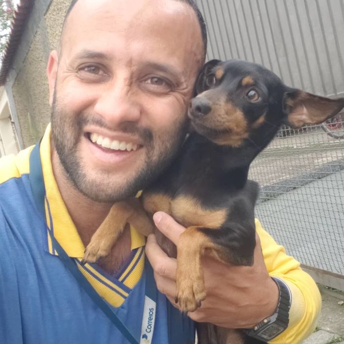This Brazilian Postman Breaks The Stereotype That Dogs Don't Like Postmen (120 Pics)