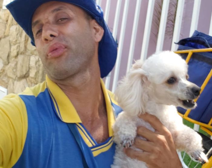 This Brazilian Postman Breaks The Stereotype That Dogs Don't Like Postmen (120 Pics)