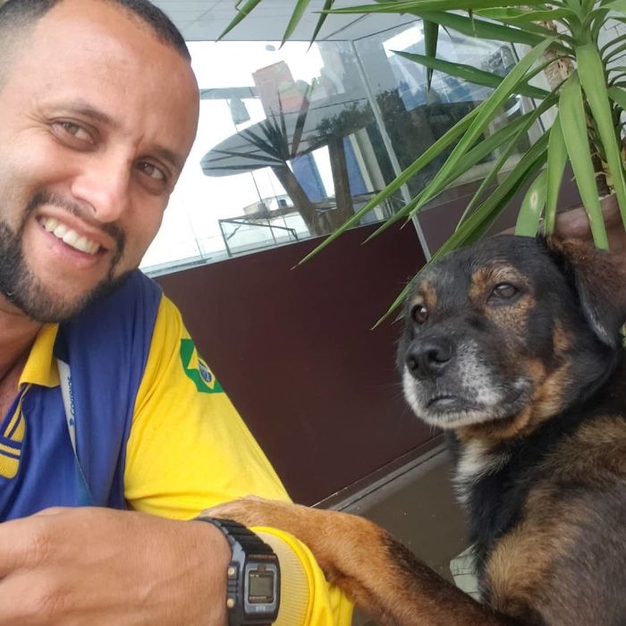 This Brazilian Postman Breaks The Stereotype That Dogs Don't Like Postmen (120 Pics)