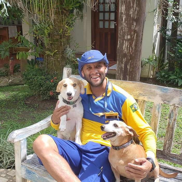 This Brazilian Postman Breaks The Stereotype That Dogs Don't Like Postmen (120 Pics)