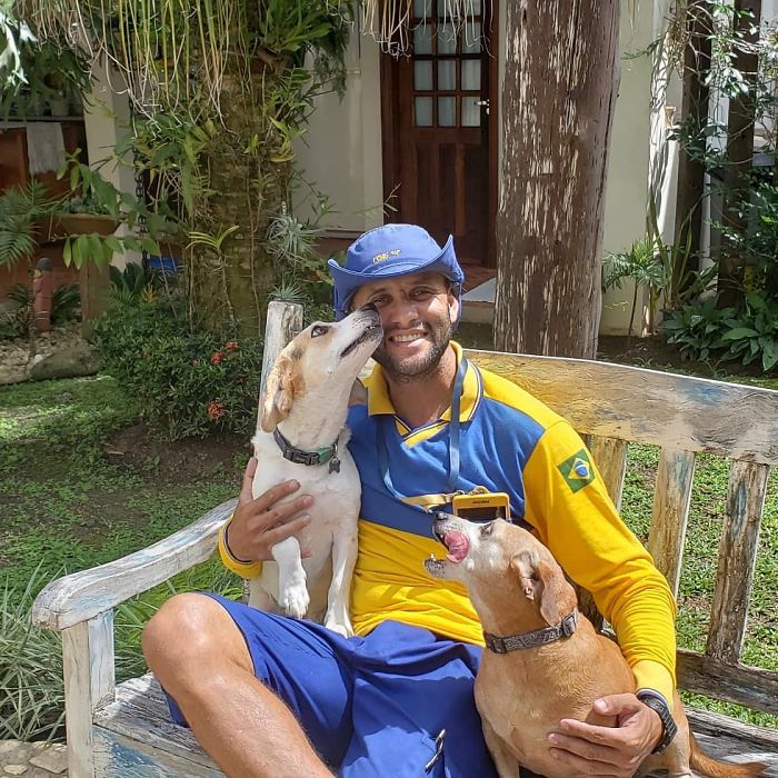 This Brazilian Postman Breaks The Stereotype That Dogs Don't Like Postmen (120 Pics)