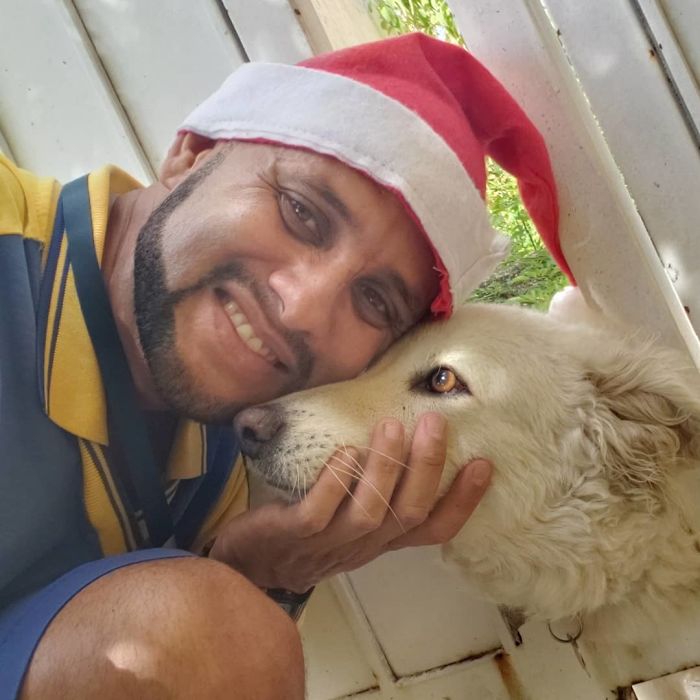 This Brazilian Postman Breaks The Stereotype That Dogs Don't Like Postmen (120 Pics)