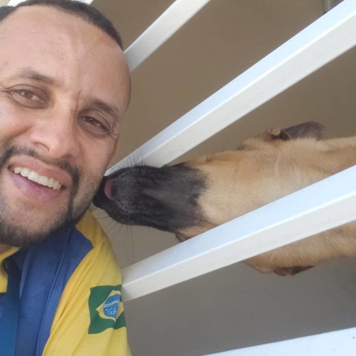 This Brazilian Postman Breaks The Stereotype That Dogs Don't Like Postmen (120 Pics)