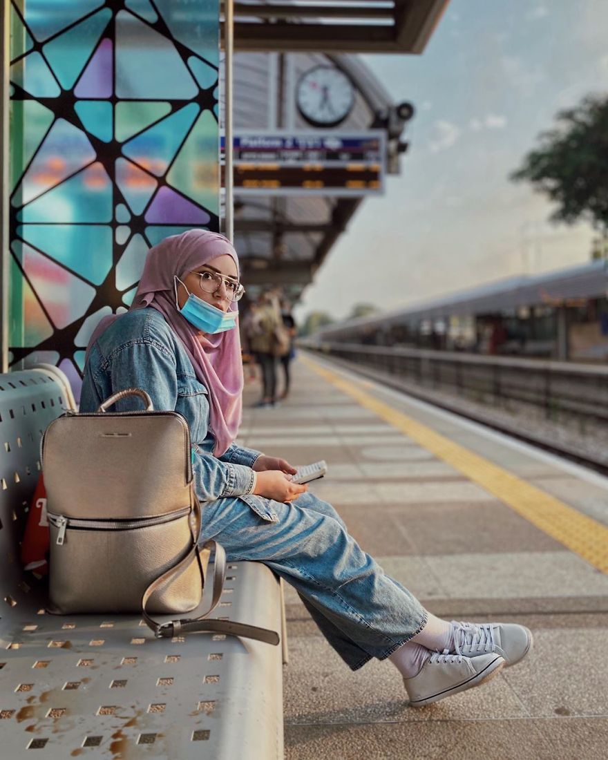 Woman Uses Her iPhone To Photograph Other Passengers On Their Way To Work And The Result Is Pure Art