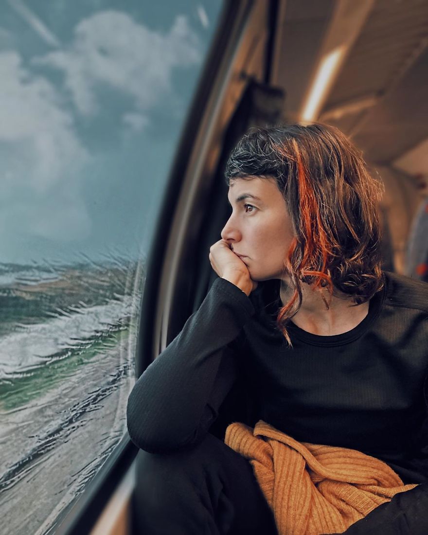 Woman Uses Her iPhone To Photograph Other Passengers On Their Way To Work And The Result Is Pure Art