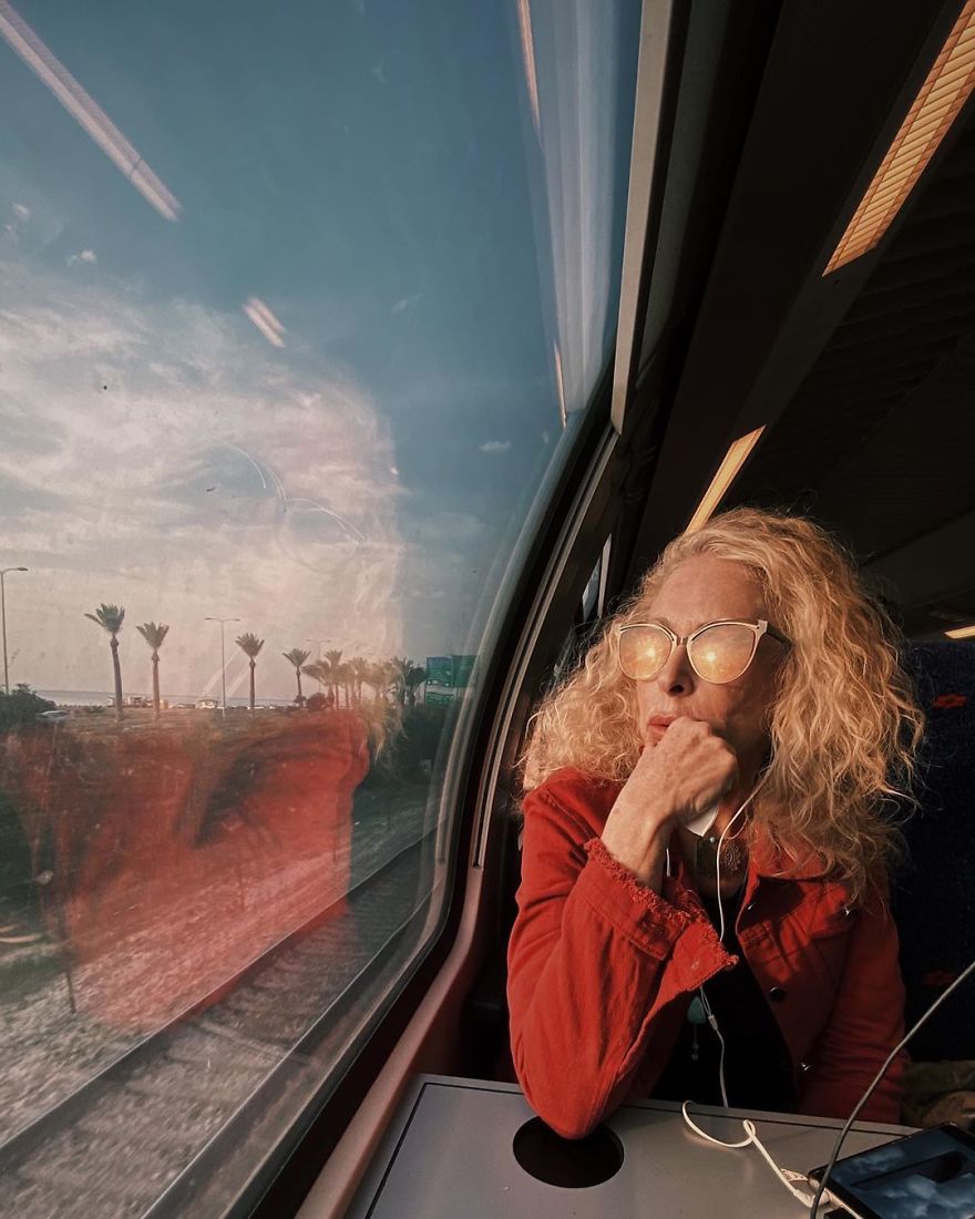 Woman Uses Her iPhone To Photograph Other Passengers On Their Way To Work And The Result Is Pure Art