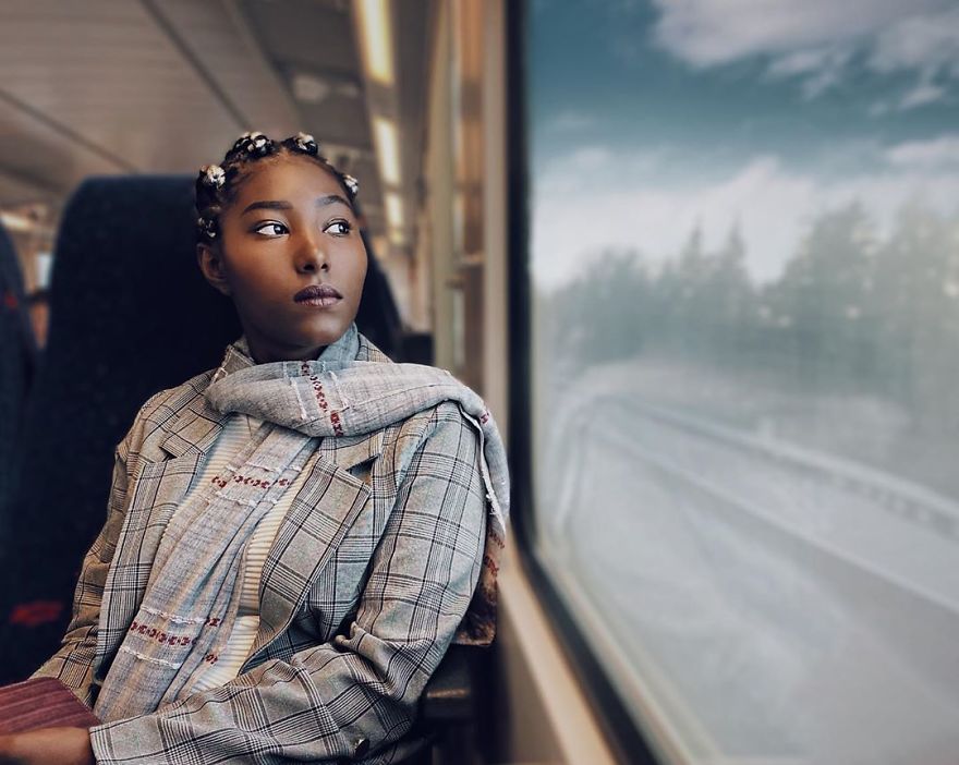 Woman Uses Her iPhone To Photograph Other Passengers On Their Way To Work And The Result Is Pure Art