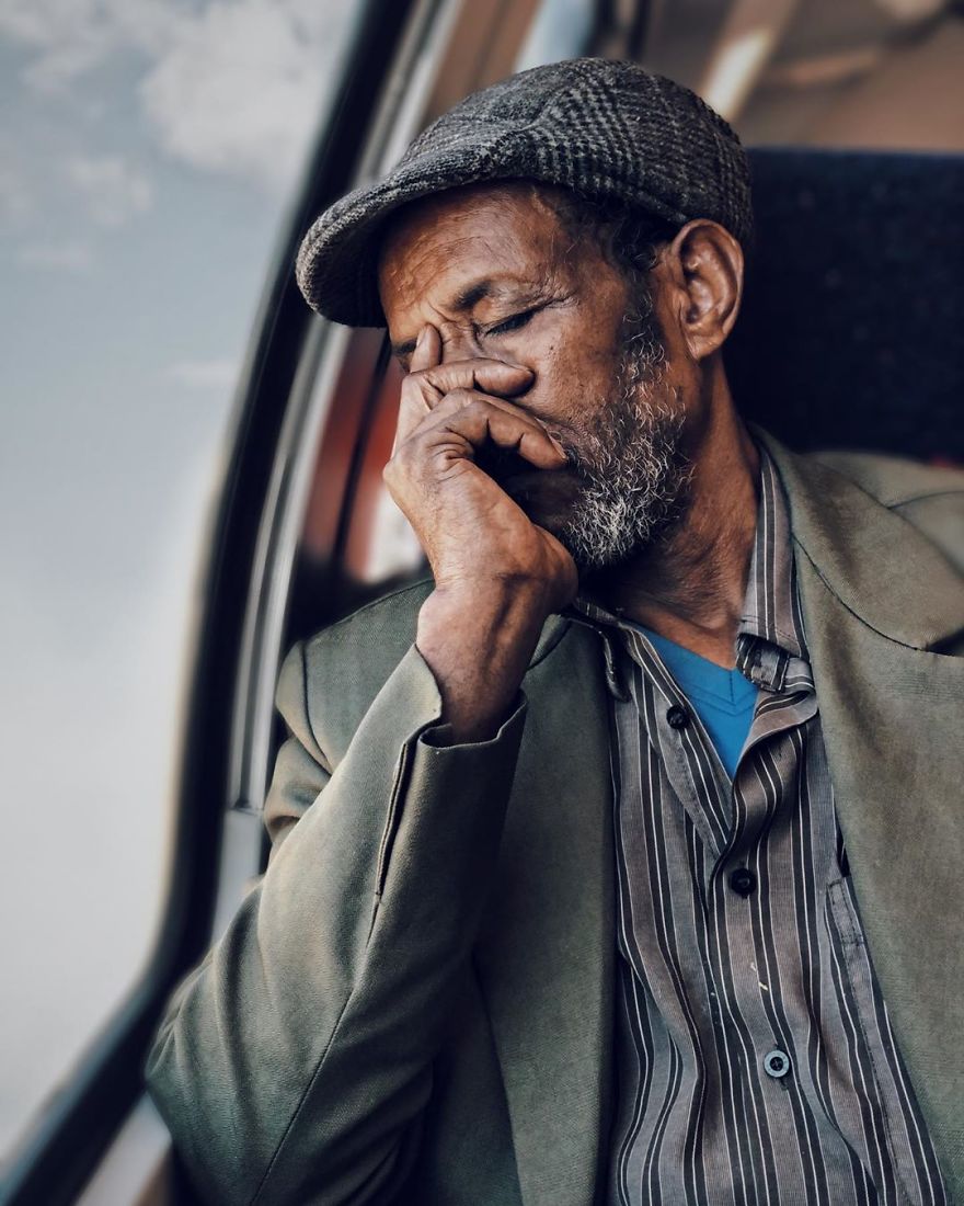 Woman Uses Her iPhone To Photograph Other Passengers On Their Way To Work And The Result Is Pure Art