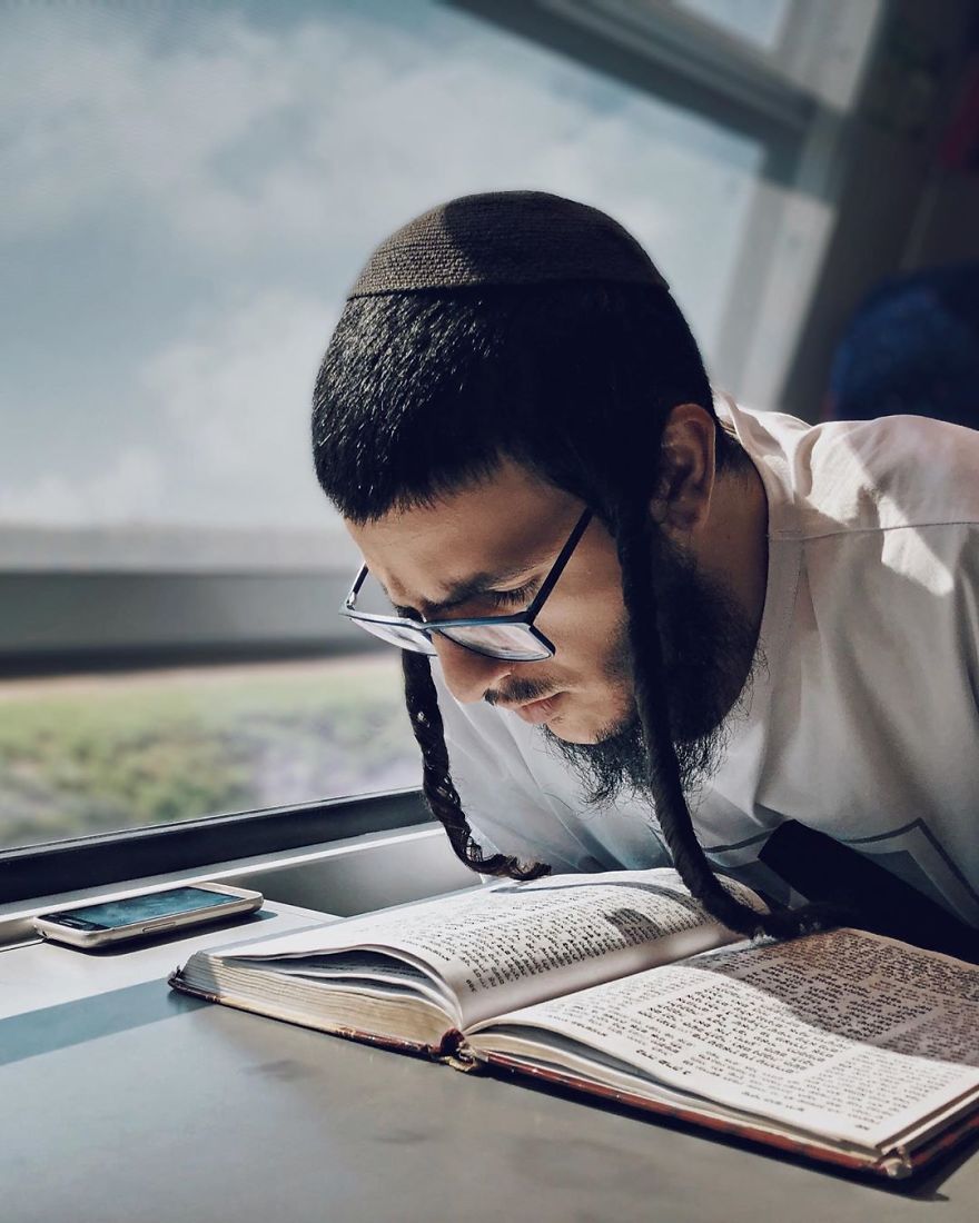 Woman Uses Her iPhone To Photograph Other Passengers On Their Way To Work And The Result Is Pure Art