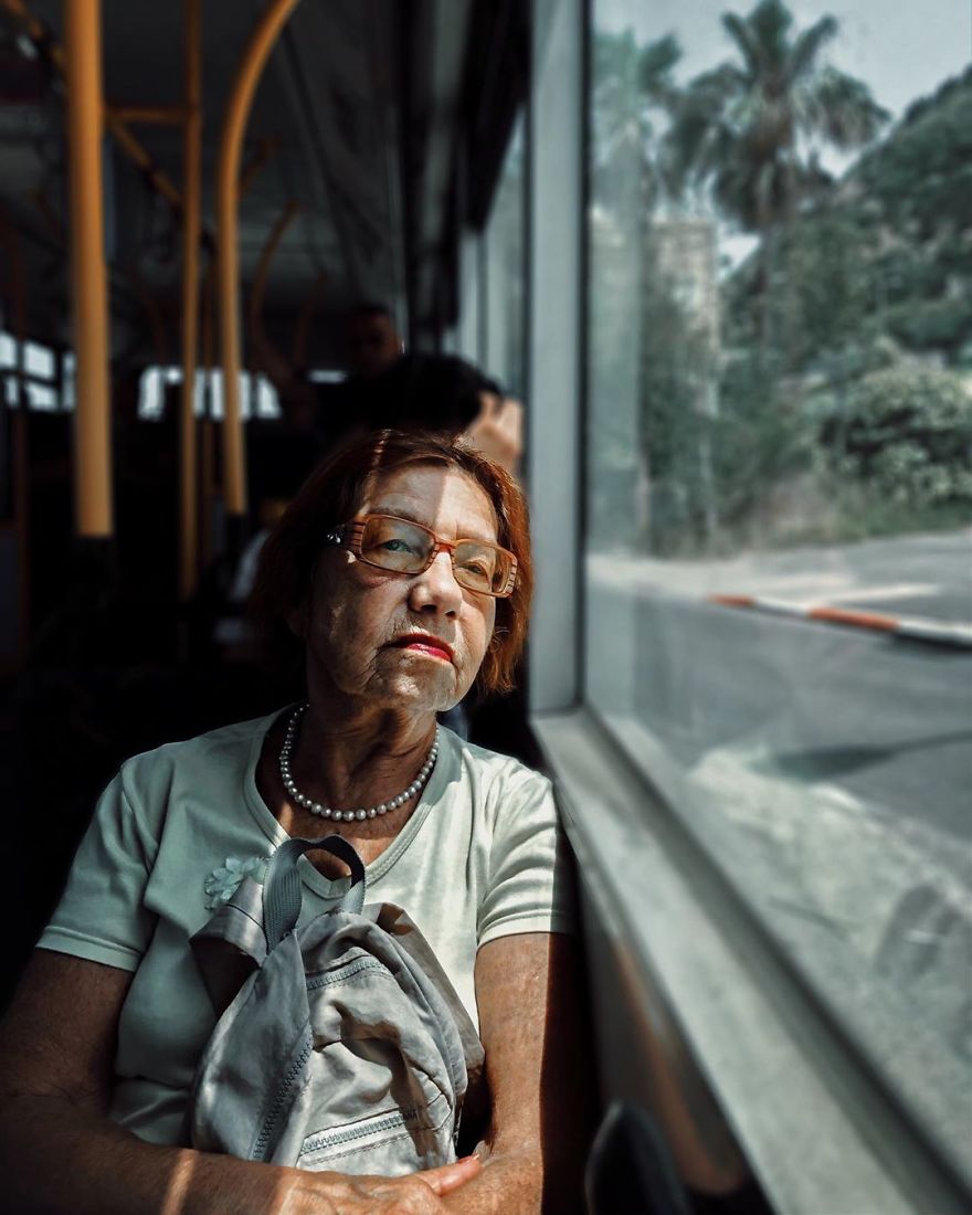 Woman Uses Her iPhone To Photograph Other Passengers On Their Way To Work And The Result Is Pure Art