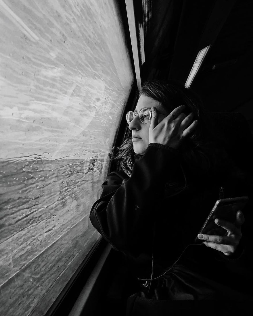 Woman Uses Her iPhone To Photograph Other Passengers On Their Way To Work And The Result Is Pure Art