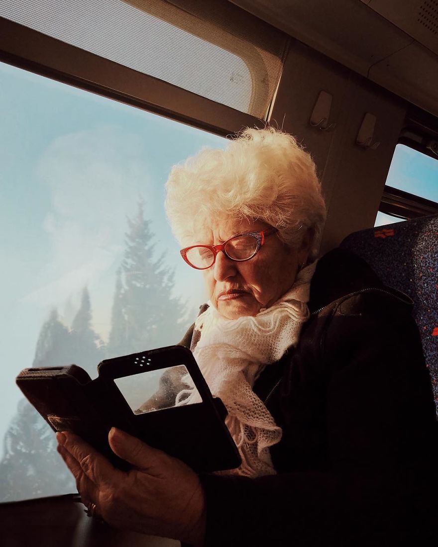 Woman Uses Her iPhone To Photograph Other Passengers On Their Way To Work And The Result Is Pure Art