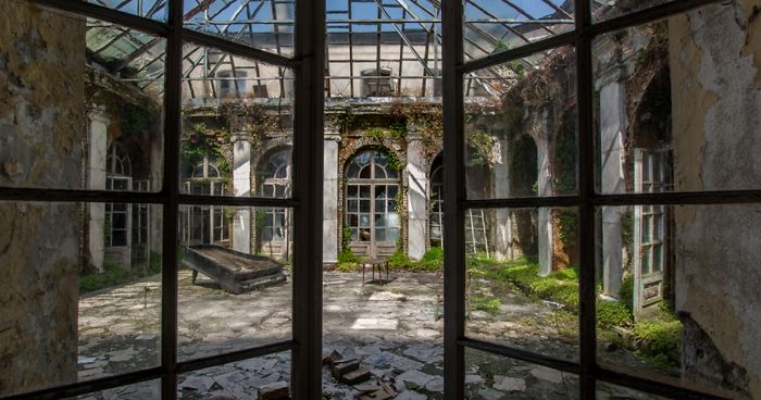 I Captured The Eerie Beauty Of this Abandoned Palace In Poland (30 Pics)
