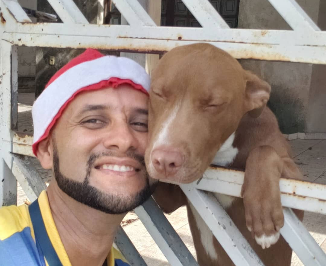 Este cartero se hace selfies con todos los animales que conoce mientras trabaja (30 fotos)