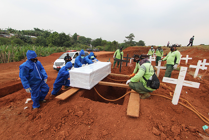 Local Authorities Order Anti-Maskers To Dig Graves For COVID-19 Victims In Java, Indonesia