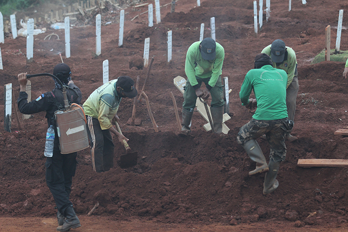 Local Authorities Order Anti-Maskers To Dig Graves For COVID-19 Victims In Java, Indonesia