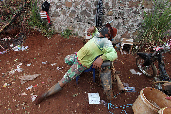 Local Authorities Order Anti-Maskers To Dig Graves For COVID-19 Victims In Java, Indonesia Local Authorities Order Anti-Maskers To Dig Graves For COVID-19 Victims In Java, Indonesia