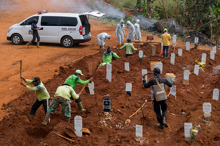 Local Authorities Order Anti-Maskers To Dig Graves For COVID-19 Victims In Java, Indonesia Local Authorities Order Anti-Maskers To Dig Graves For COVID-19 Victims In Java, Indonesia