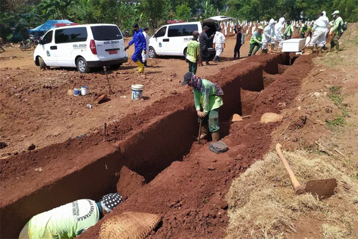 Local Authorities Order Anti-Maskers To Dig Graves For COVID-19 Victims In Java, Indonesia Local Authorities Order Anti-Maskers To Dig Graves For COVID-19 Victims In Java, Indonesia