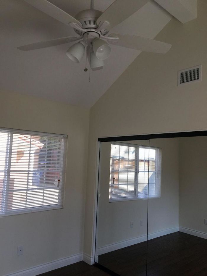 This House Listing Is Photoshopped So Badly, People Are "Improving" It In The Comments