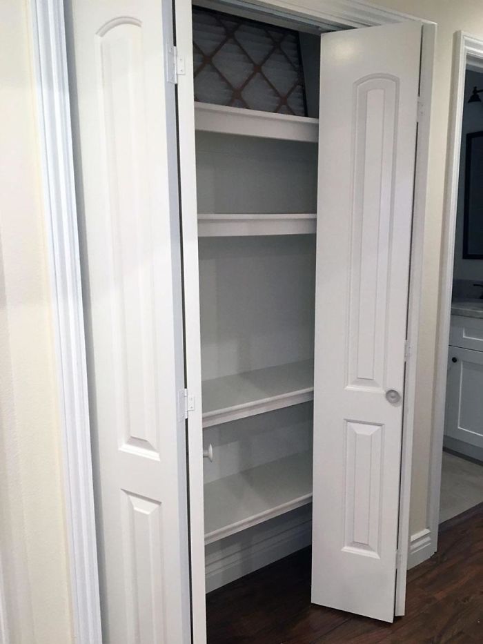 This House Listing Is Photoshopped So Badly, People Are "Improving" It In The Comments