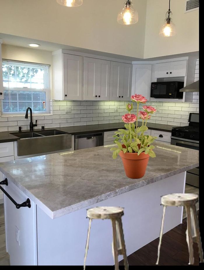 This House Listing Is Photoshopped So Badly, People Are "Improving" It In The Comments