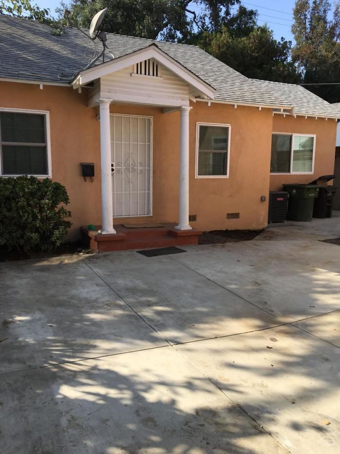 This House Listing Is Photoshopped So Badly, People Are "Improving" It In The Comments