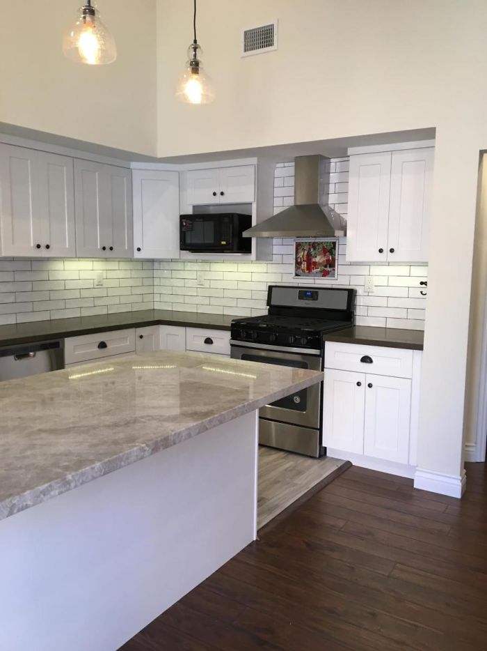 This House Listing Is Photoshopped So Badly, People Are "Improving" It In The Comments