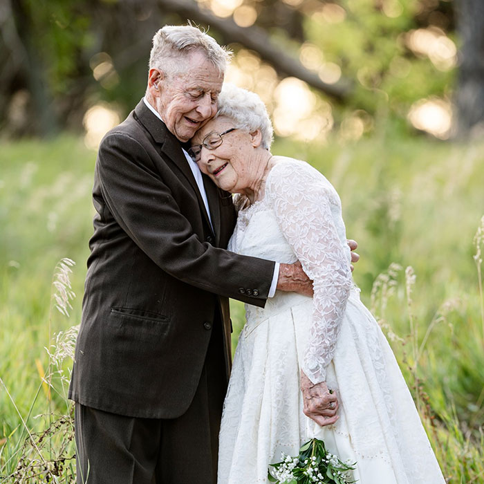 Couple Who’s Been Married For 60 Years Celebrate Their Wedding Anniversary With Photoshoot In Original Outfits