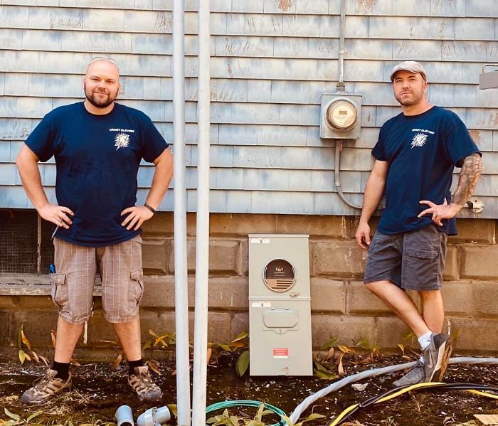 Electrician Fixes 72 Y.O. Woman’s Lights, Then Enlists Entire Community To Fix Her Broken-Down House For Free Electrician Fixes 72 Y.O. Woman’s Lights, Then Enlists Entire Community To Fix Her Broken-Down House For Free