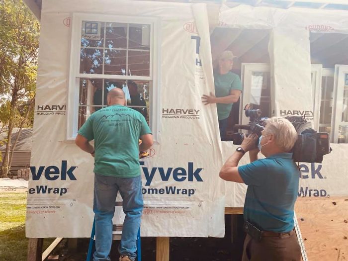Electrician Fixes 72 Y.O. Woman’s Lights, Then Enlists Entire Community To Fix Her Broken-Down House For Free Electrician Fixes 72 Y.O. Woman’s Lights, Then Enlists Entire Community To Fix Her Broken-Down House For Free