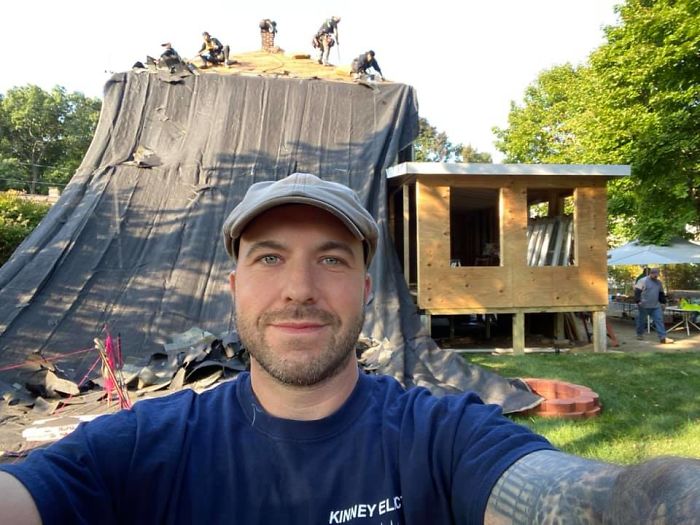 Electrician Fixes 72 Y.O. Woman’s Lights, Then Enlists Entire Community To Fix Her Broken-Down House For Free