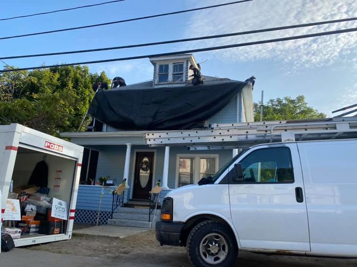 Electrician Fixes 72 Y.O. Woman’s Lights, Then Enlists Entire Community To Fix Her Broken-Down House For Free