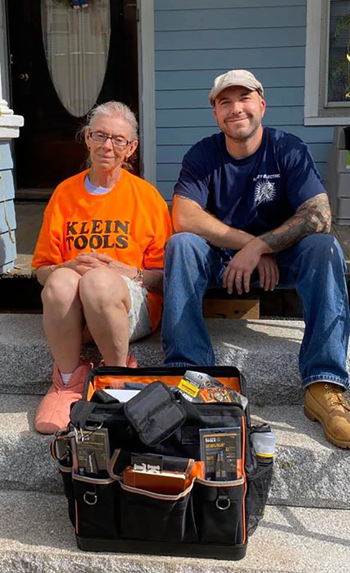 Electrician Fixes 72 Y.O. Woman’s Lights, Then Enlists Entire Community To Fix Her Broken-Down House For Free Electrician Fixes 72 Y.O. Woman’s Lights, Then Enlists Entire Community To Fix Her Broken-Down House For Free