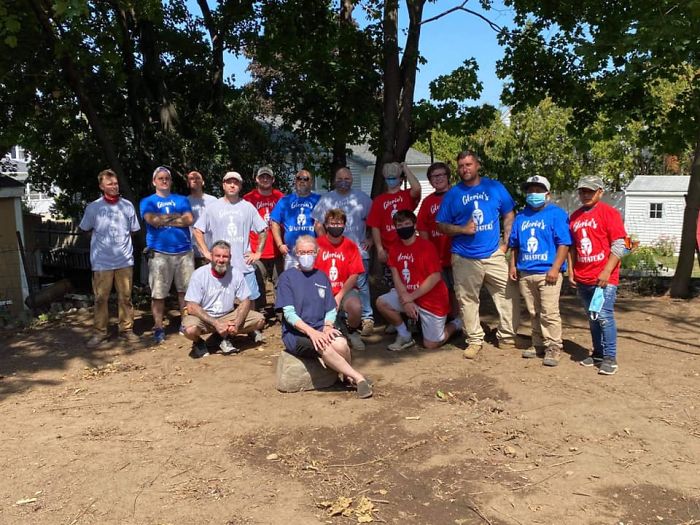 Electrician Fixes 72 Y.O. Woman’s Lights, Then Enlists Entire Community To Fix Her Broken-Down House For Free Electrician Fixes 72 Y.O. Woman’s Lights, Then Enlists Entire Community To Fix Her Broken-Down House For Free